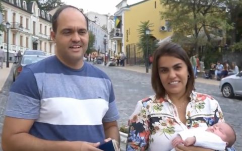 14/11/2017 – The new-born daughter of the Brazilian couple received her first document and is ready to fly home!